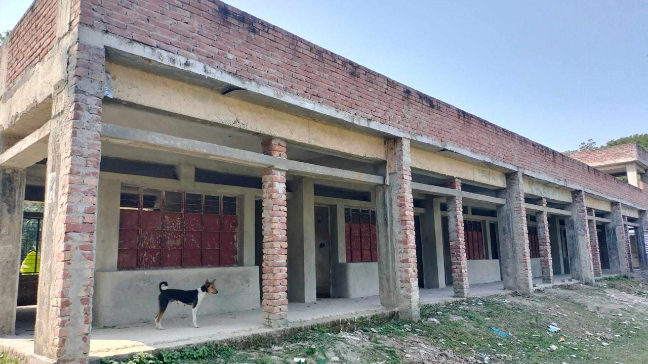 কাফিলা রামনগর সরকারি প্রাথমিক বিদ্যালয়ের নির্মাণাধীন ভবন। ছবি : কালবেলা