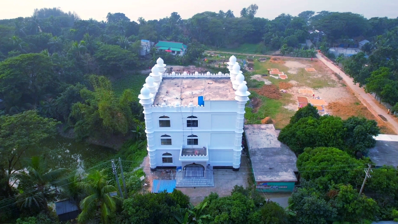 পাখির চোখে গজারিয়ার ইসমানিরচর কেন্দ্রীয় জামে মসজিদ। ছবি : কালবেলা