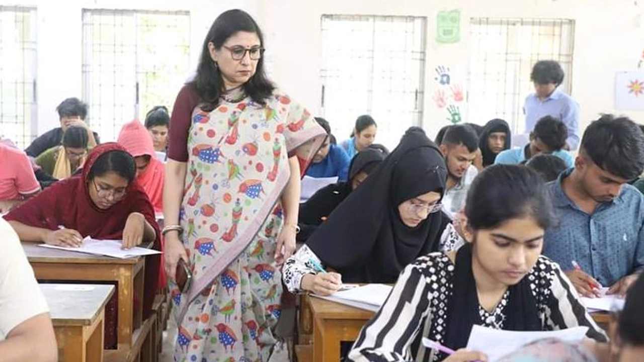 স্নাতক প্রথম বর্ষের ভর্তি পরীক্ষা দিচ্ছেন পরীক্ষার্থীরা ছবি : সংগৃহীত