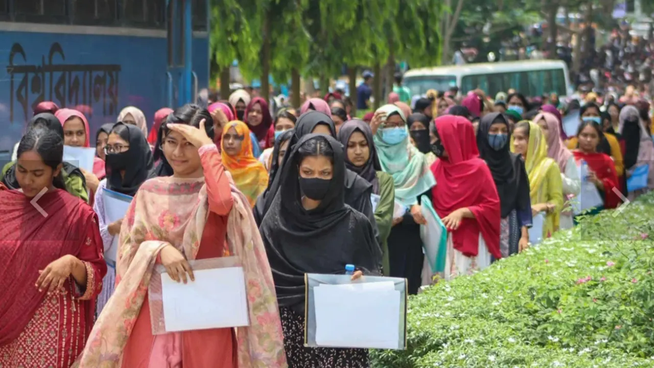 কুমিল্লা বিশ্ববিদ্যালয়ে ভর্তি পরীক্ষায় বি ইউনিটের ভর্তিইচ্ছু শিক্ষার্থী। ছবি : কালবেলা