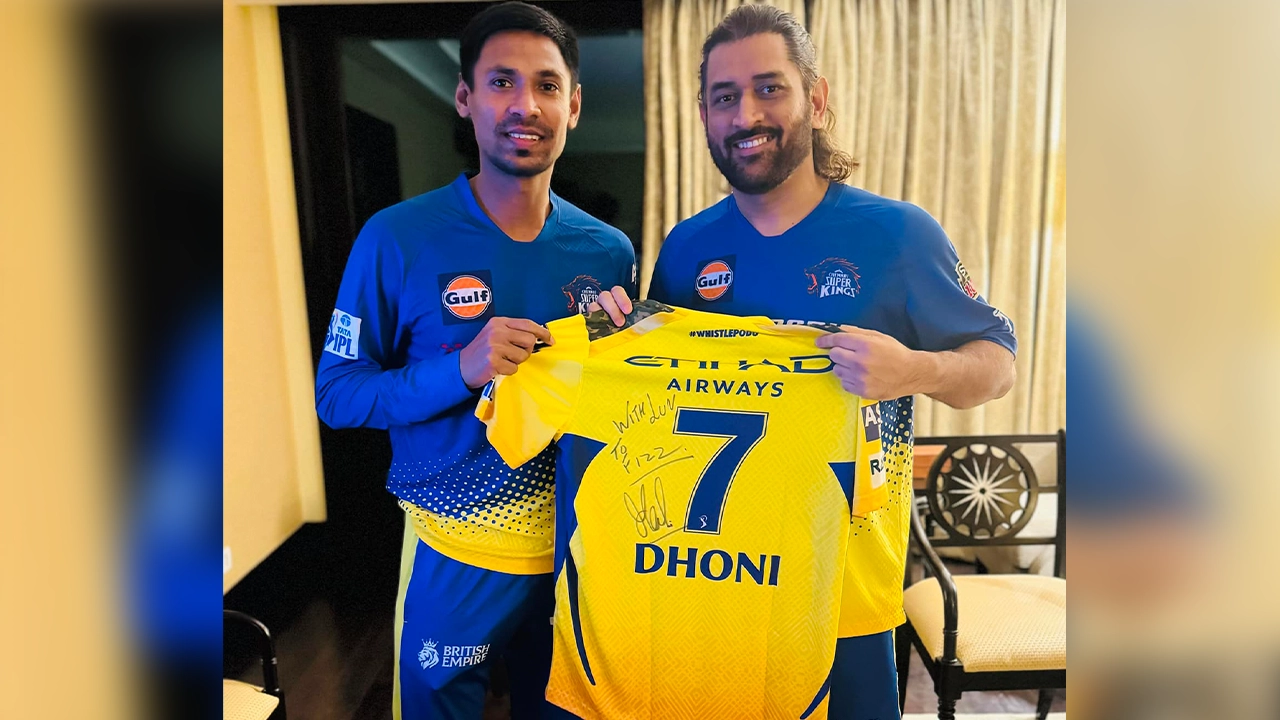 ধোনির সাক্ষর করা জার্সি সহ মোস্তাফিজ ও ধোনি। ছবি : সংগৃহীত