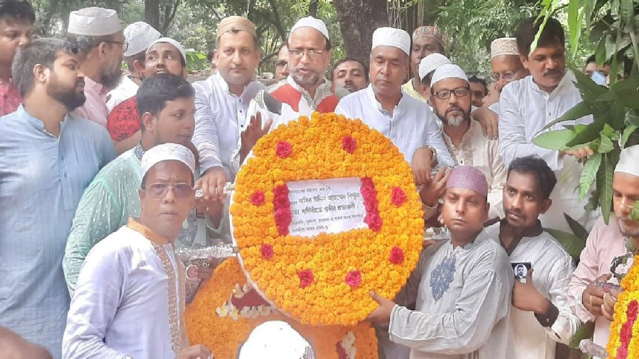বিএনপি নেতা নাসির উদ্দিন আহমেদ পিন্টুর কবরে দলীয় নেতাকর্মীদের শ্রদ্ধা। ছবি : কালবেলা