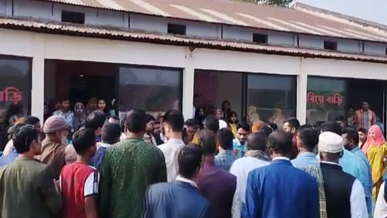 বিয়ে বাড়ি। পুরোনো ছবি।