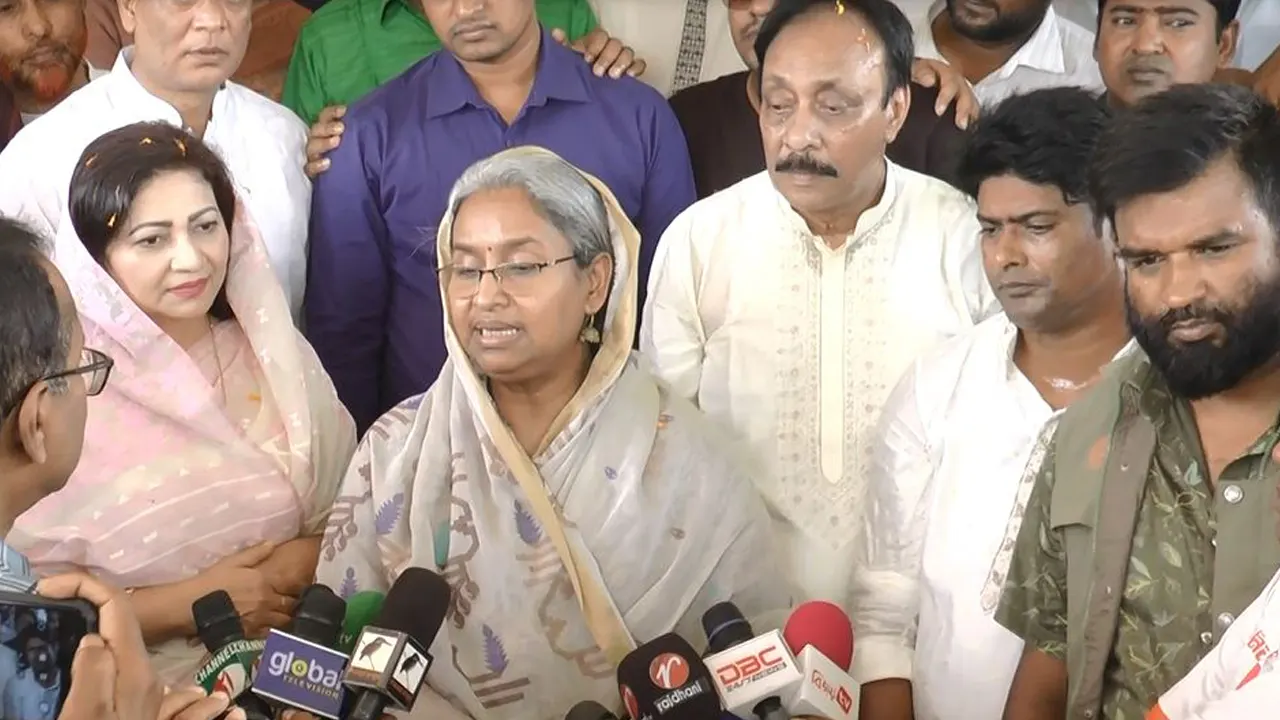 সাংবাদিকদের সঙ্গে কথা বলছেন সমাজকল্যাণমন্ত্রী ডা. দীপু মনি। ছবি : কালবেলা
