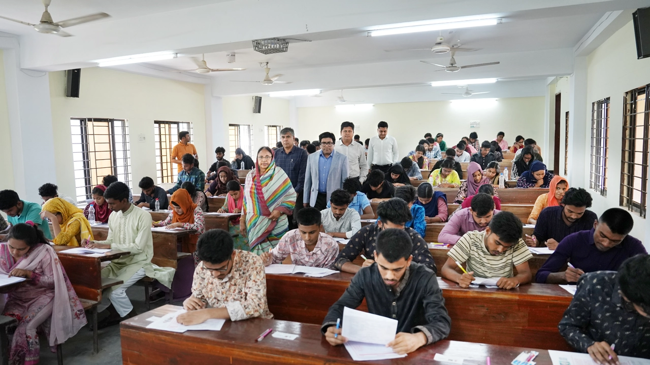 পাবিপ্রবি) কেন্দ্রে ২০২৩-২৪ শিক্ষাবর্ষের গুচ্ছের ‘বি’ ইউনিটের ভর্তি পরীক্ষা কেন্দ্র পরিদর্শন। ছবি : কালবেলা