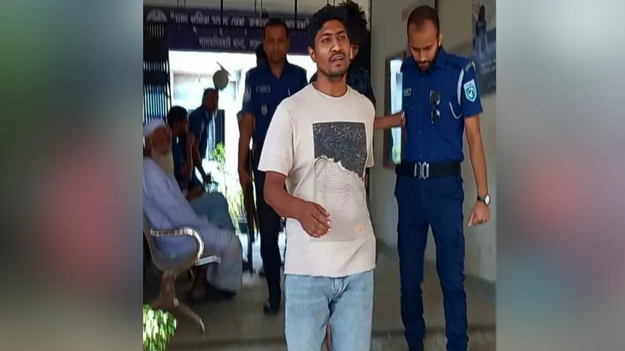 আসামি শিবলু লোমান চৌধুরীকে নিয়ে যাচ্ছে পুলিশ। ছবি : কালবেলা