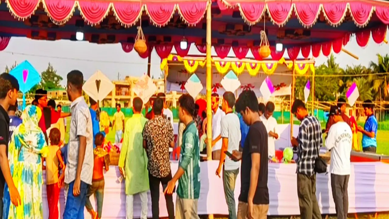 খুলনা বিশ্ববিদ্যালয়ে আয়োজন করা হয় ঘুড়ি উৎসব। ছবি : কালবেলা