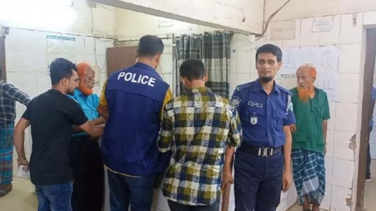 চাঁদপুর সদর উপজেলায় চাল বিতরণ নিয়ে সংঘর্ষের ঘটনার আহতরা হাসপাতালে। ছবি : কালবেলা