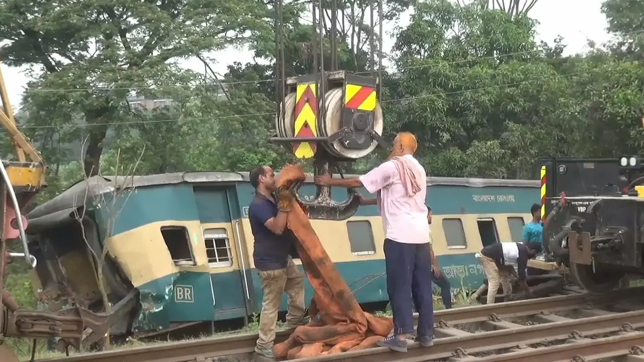 দুর্ঘটনাকবলিত ট্রেন উদ্ধারে কাজ করছে রেলওয়ে কর্তৃপক্ষ। ছবি : কালবেলা