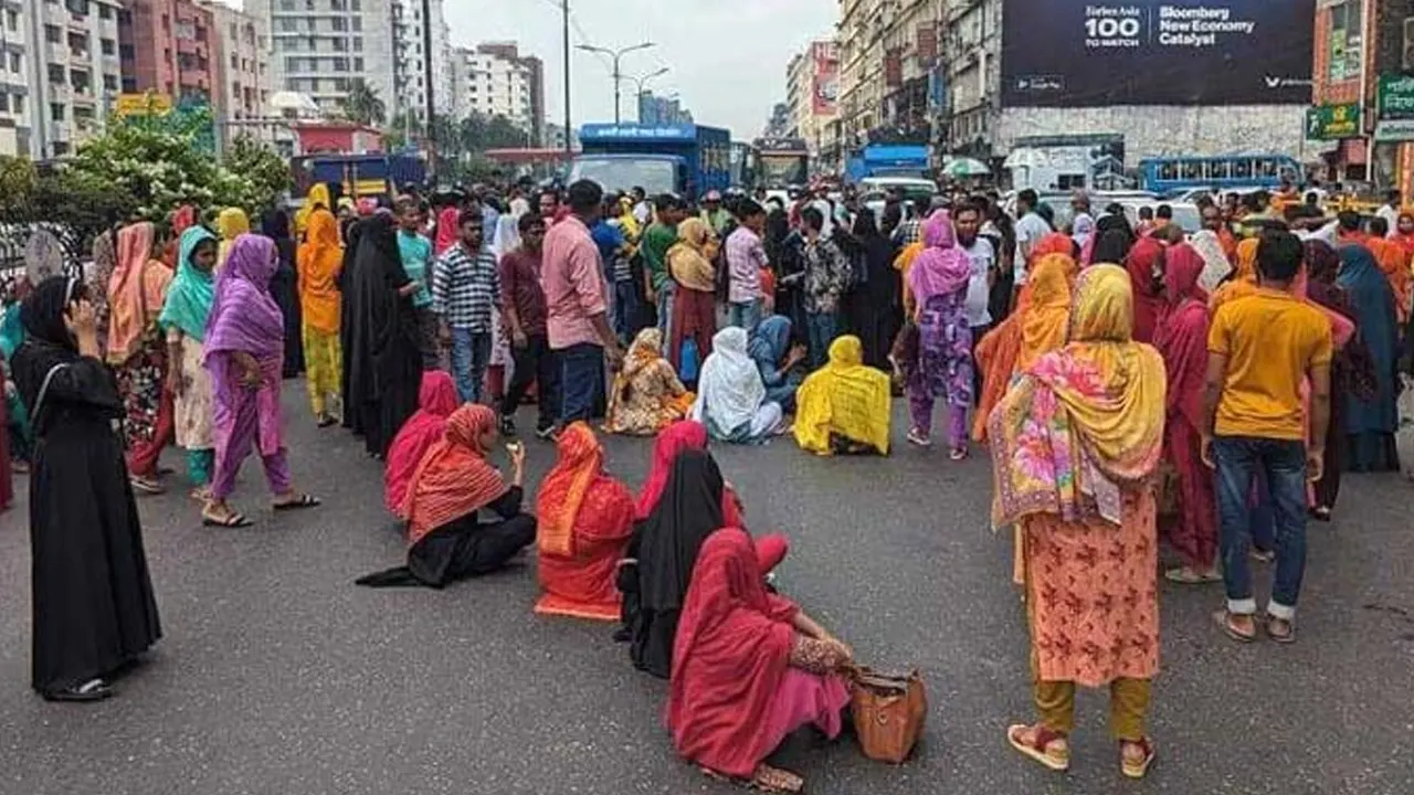 বনানীতে সড়ক অবরোধ করে বিক্ষোভ করছেন পোশাক শ্রমিকরা। ছবি : সংগৃহীত