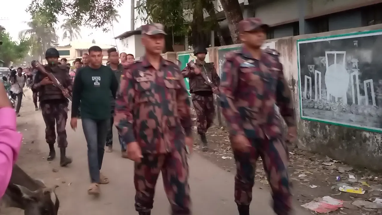 পালিয়ে আসা বিজিপি সদস্যদের নিরস্ত্র করে হেফাজতে নেয় বিজিবি। ছবি : কালবেলা