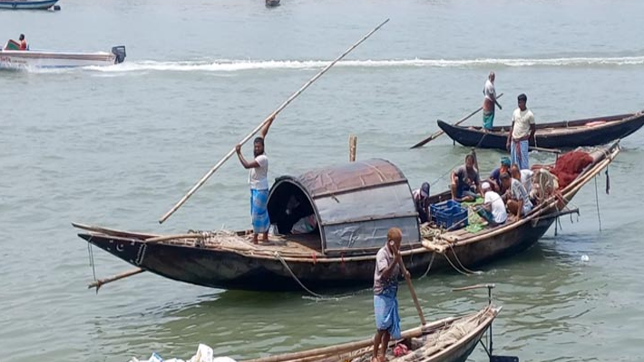 নদীতে মাছ ধরতে যান জেলেরা। ছবি : সংগৃহীত