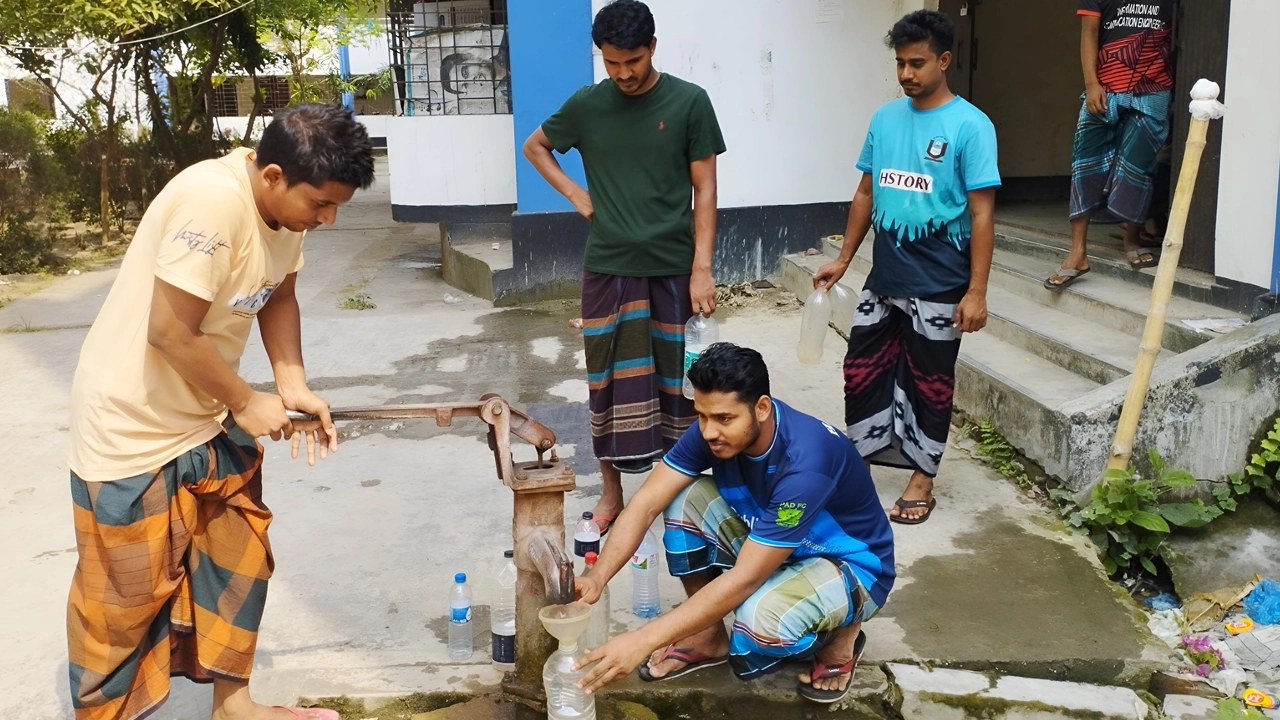 পাবিপ্রবির হলগুলোতে সুপেয় পানির সংকট দেখা দিয়েছে। ছবি : কালবেলা