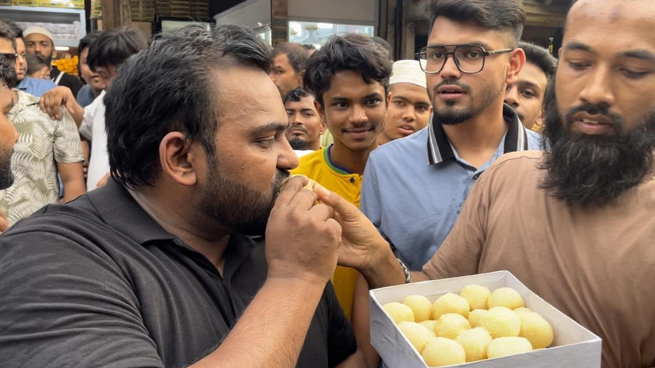 রাজধানীর মিরপুরের দক্ষিণ পাইকপাড়ায় মিষ্টি বিতরণ করেছেন এলাকাবাসী। ছবি : কালবেলা