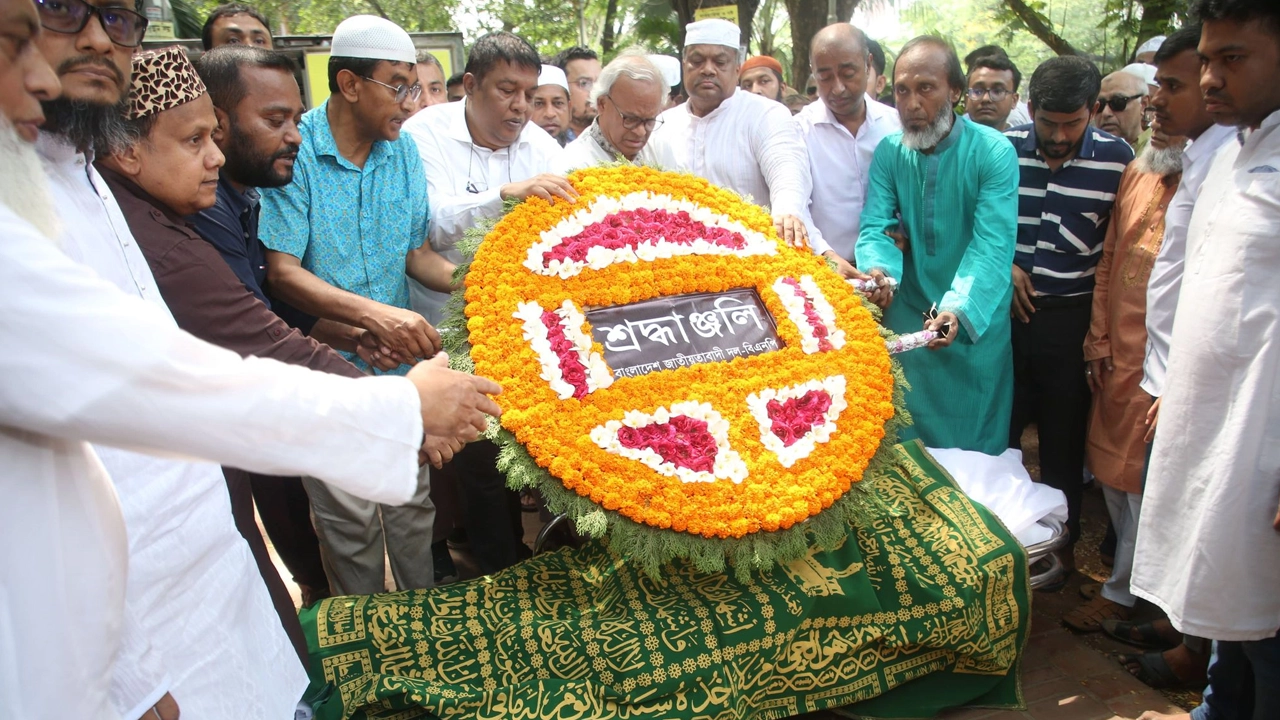 এ জে মোহাম্মদ আলীর কফিনে ফুল দিয়ে শ্রদ্ধা জানিয়েছে বিএনপি। ছবি : কালবেলা