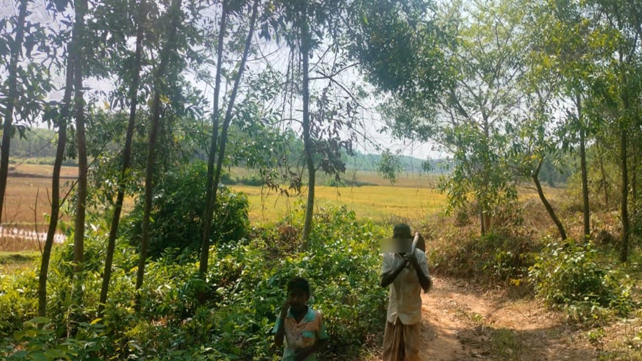 কক্সবাজারের চকরিয়ায় হাতি মারতে ফাঁদে পড়ে কৃষকের মৃত্যুর ঘটনায় স্থানীয় এলাকা। ছবি : কালবেলা