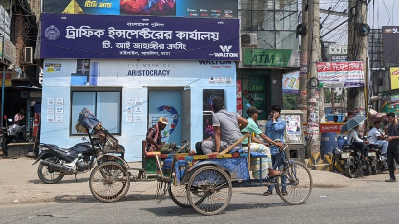 বাইপাইল ট্রাফিক ইন্সপেক্টরের কার্যালয়ের সামনেই অটোরিকশা স্ট্যান্ড। ছবি : কালবেলা