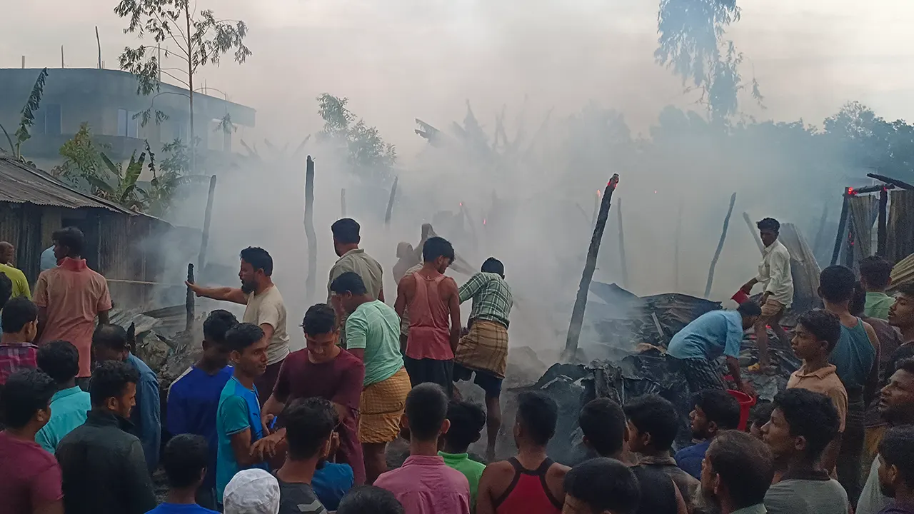 নাইক্ষ্যংছড়ির বাইশারী বাজারে অগ্নিকাণ্ডে পোড়া অংশবিশেষ। ছবি : কালবেলা