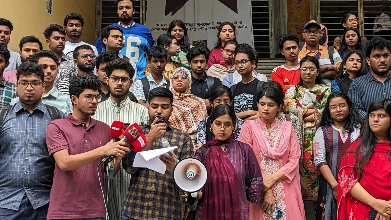 ঢাকা বিশ্ববিদ্যালয়ের সামাজিকবিজ্ঞান অনুষদ ভবনের নিচে সংবাদ সম্মেলনে শিক্ষার্থীরা। ছবি : কালবেলা