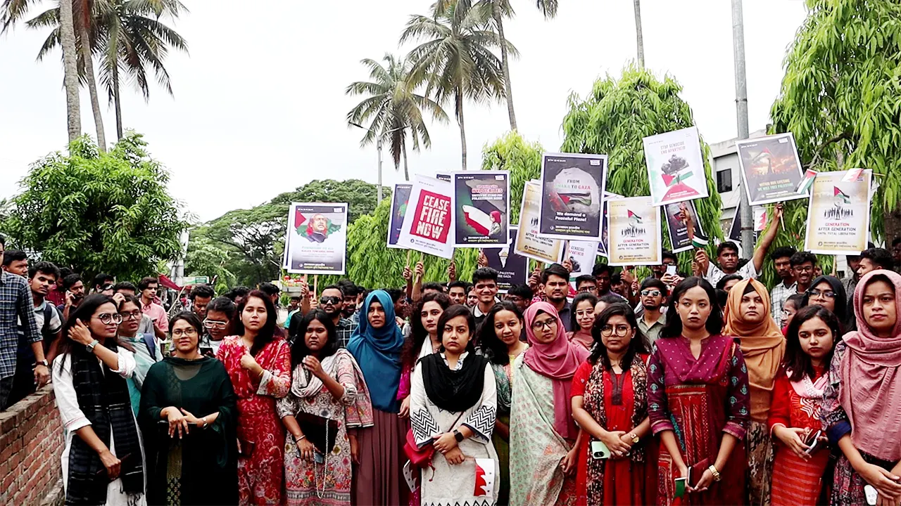 ফিলিস্তিনের পক্ষে বাকৃবি ছাত্রলীগের পতাকা উত্তোলন ও পদযাত্রা। ছবি : কালবেলা