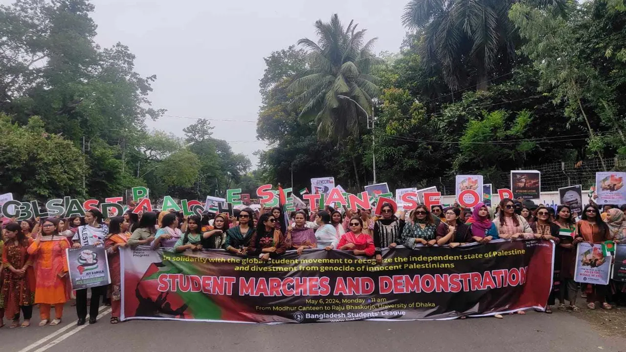 ফিলিস্তিনের পক্ষে ঢাকা বিশ্ববিদ্যালয়ের টিএসসি সংলগ্ন রাজু ভাস্কর্যের পাদদেশ থেকে মিছিল নিয়ে ক্যাম্পাসের গুরুত্বপূর্ণ স্থান প্রদক্ষিণ করে ছাত্রলীগ। ছবি : কালবেলা