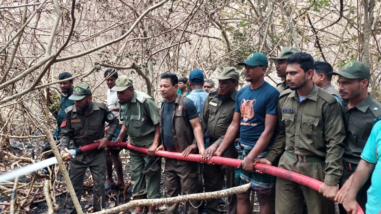 আগুন নিয়ন্ত্রণে কাজ করছে বনরক্ষীরা। ছবি : কালবেলা