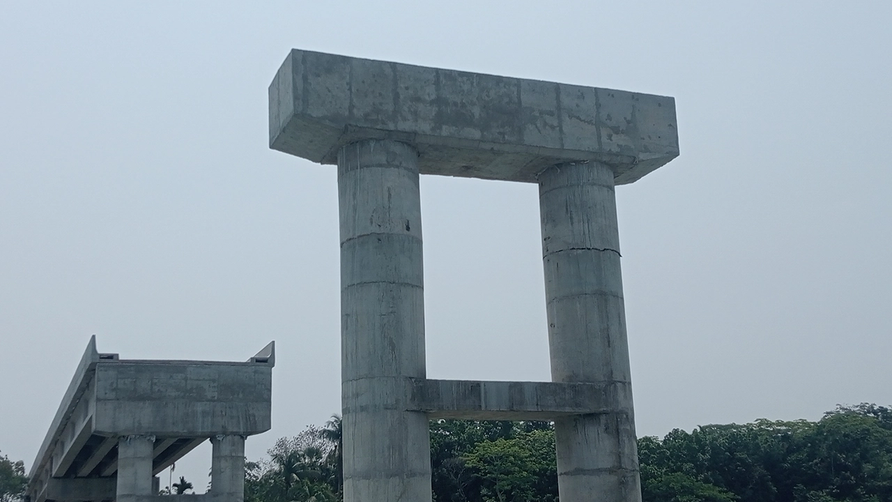 বরিশালের বাকেরগঞ্জে গোমা সেতুর পিলারে ফাটল। ছবি : কালবেলা