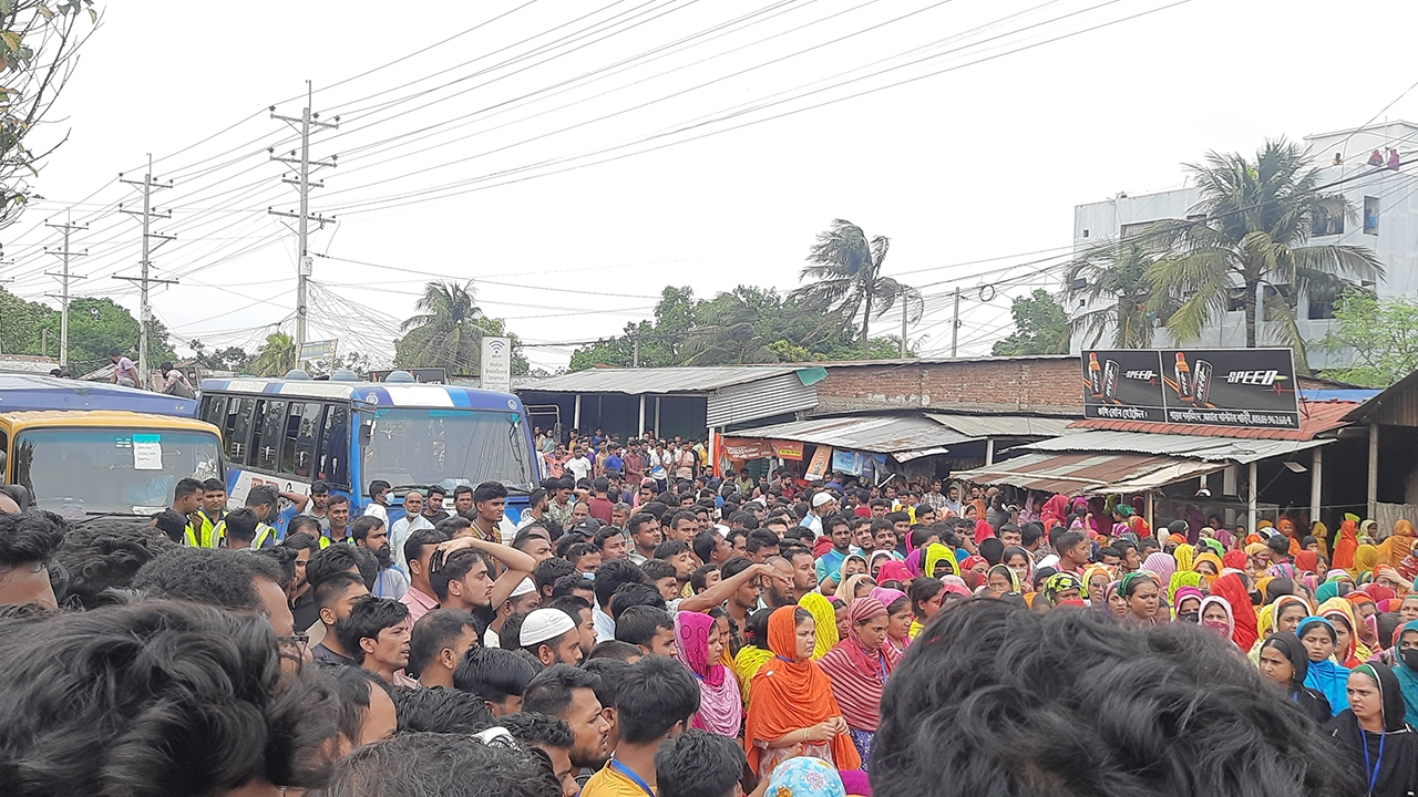 ময়মনসিংহের ভালুকায় কারখানা শ্রমিকদের মহাসড়ক অবরোধ। ছবি : কালবেলা