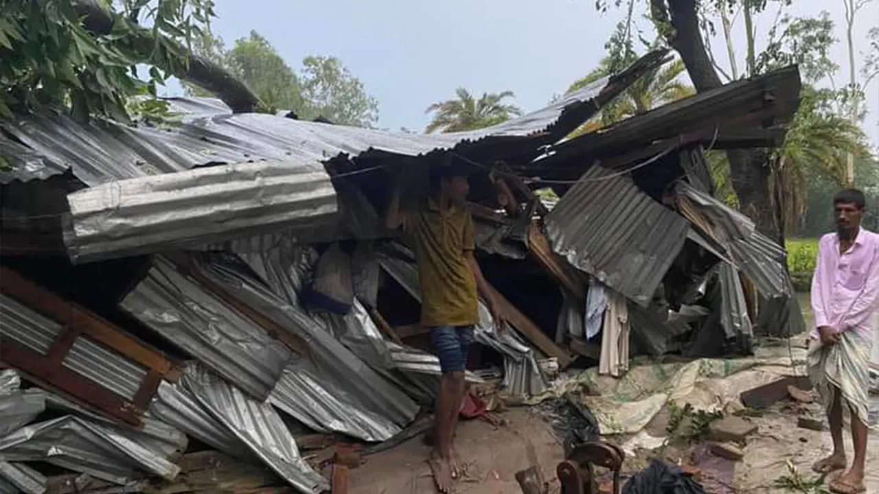 কালবৈশাখীর ঝড়ে কৃষকের ঘরবাড়ি লন্ডভন্ড। ছবি : কালবেলা