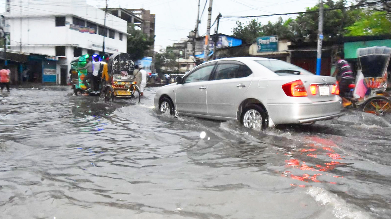 বৃষ্টিতে চট্টগ্রামের চকবাজারের কাপাসগুলো এলাকায় হাঁটু পর্যন্ত ওঠে যায়। ছবি : মোহাম্মদ সুমন।