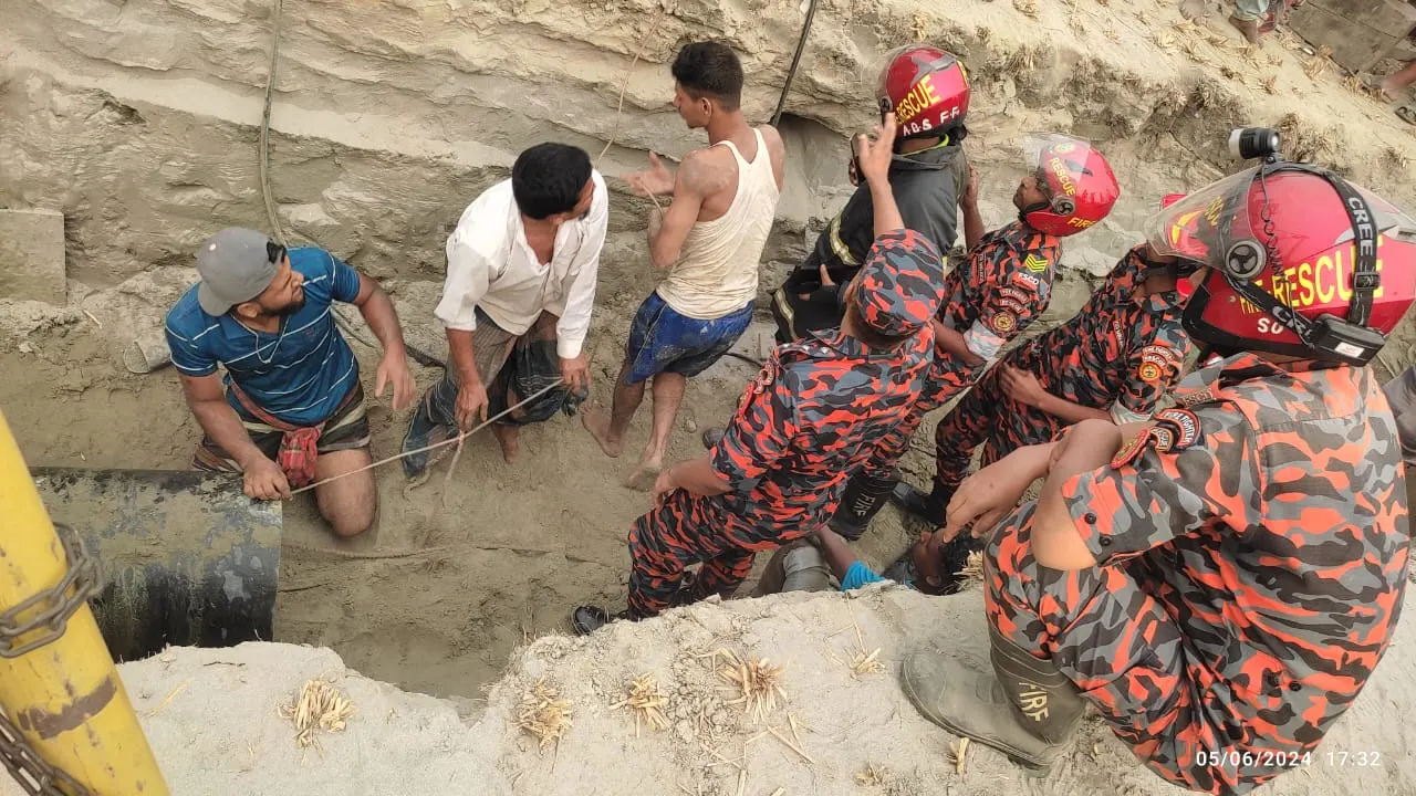 পাইপের ভেতর থেকে বের করার চেষ্টা করছেন ফায়ার সার্ভিসের কর্মীরা। ছবি : কালবেলা