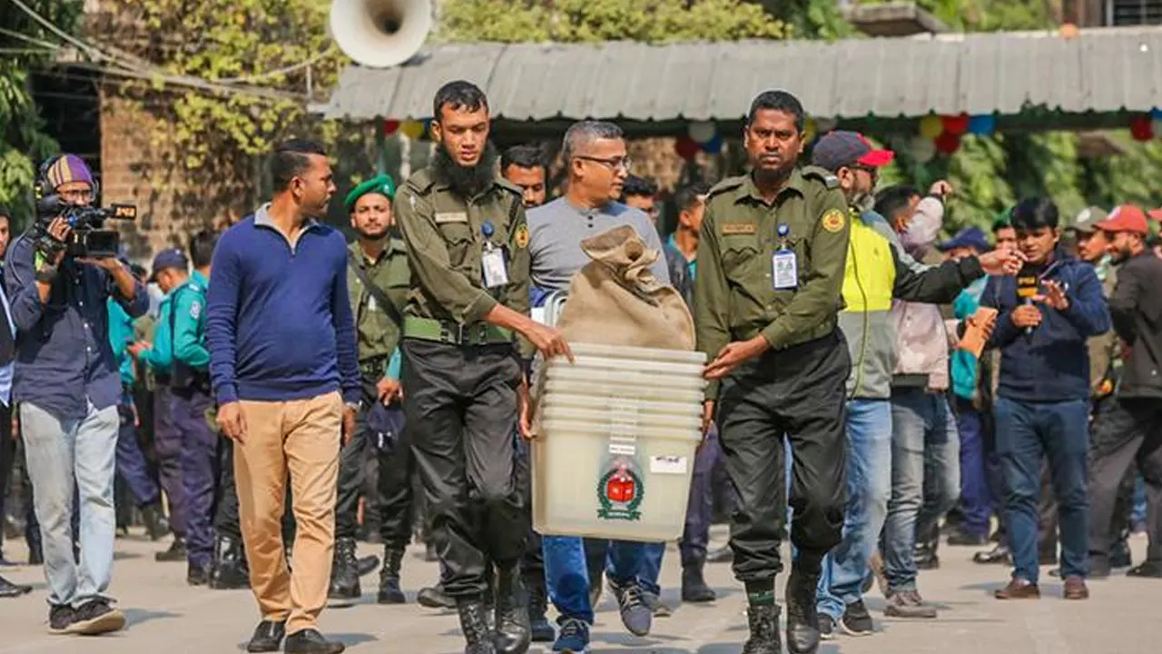 উপজেলা নির্বাচনের ভোটকেন্দ্রগুলোতে আজ নির্বাচনী সরঞ্জাম পাঠানো হবে। পুরোনো ছবি