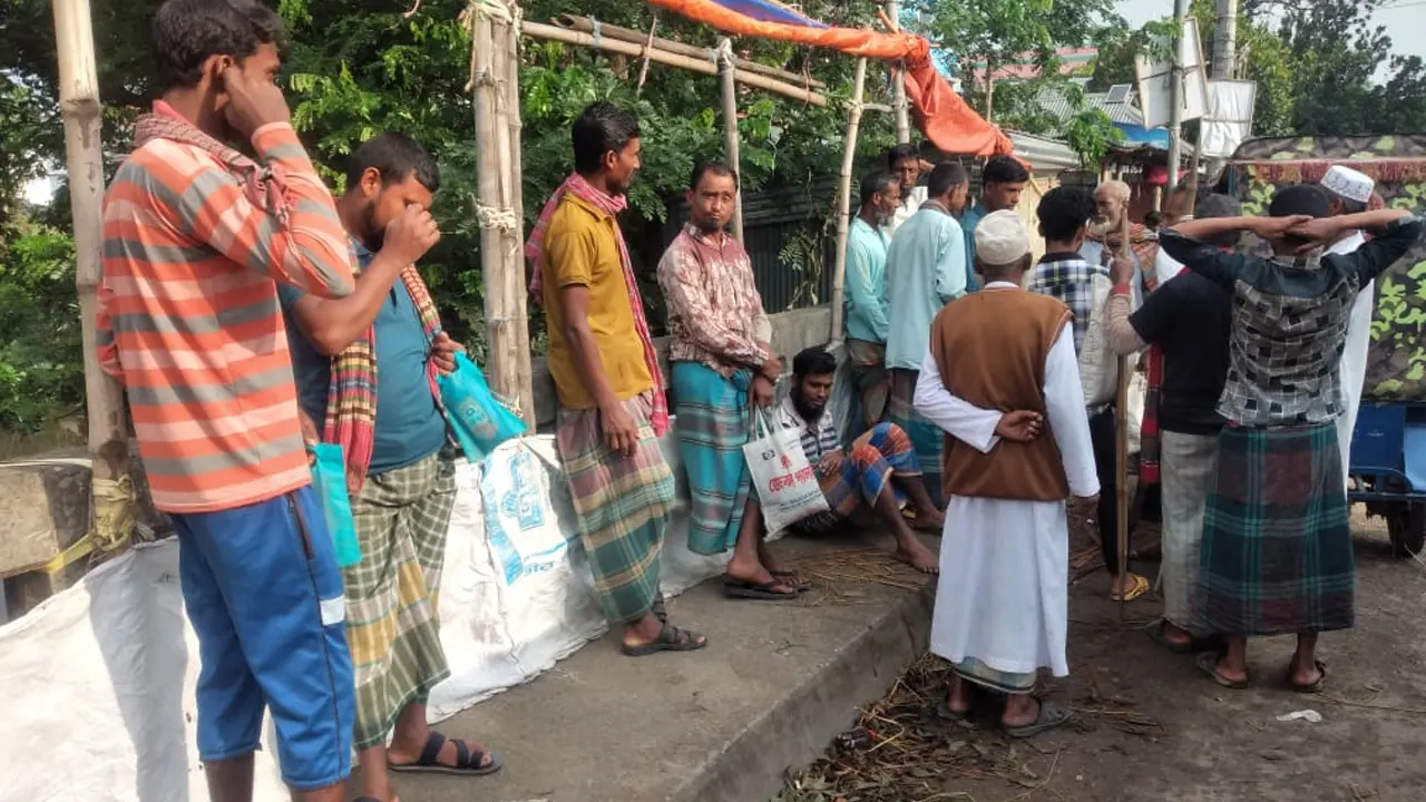 কাজ পেতে গৃহস্থদের জন্য অপেক্ষা করছেন শ্রমিকরা। ছবি : কালবেলা