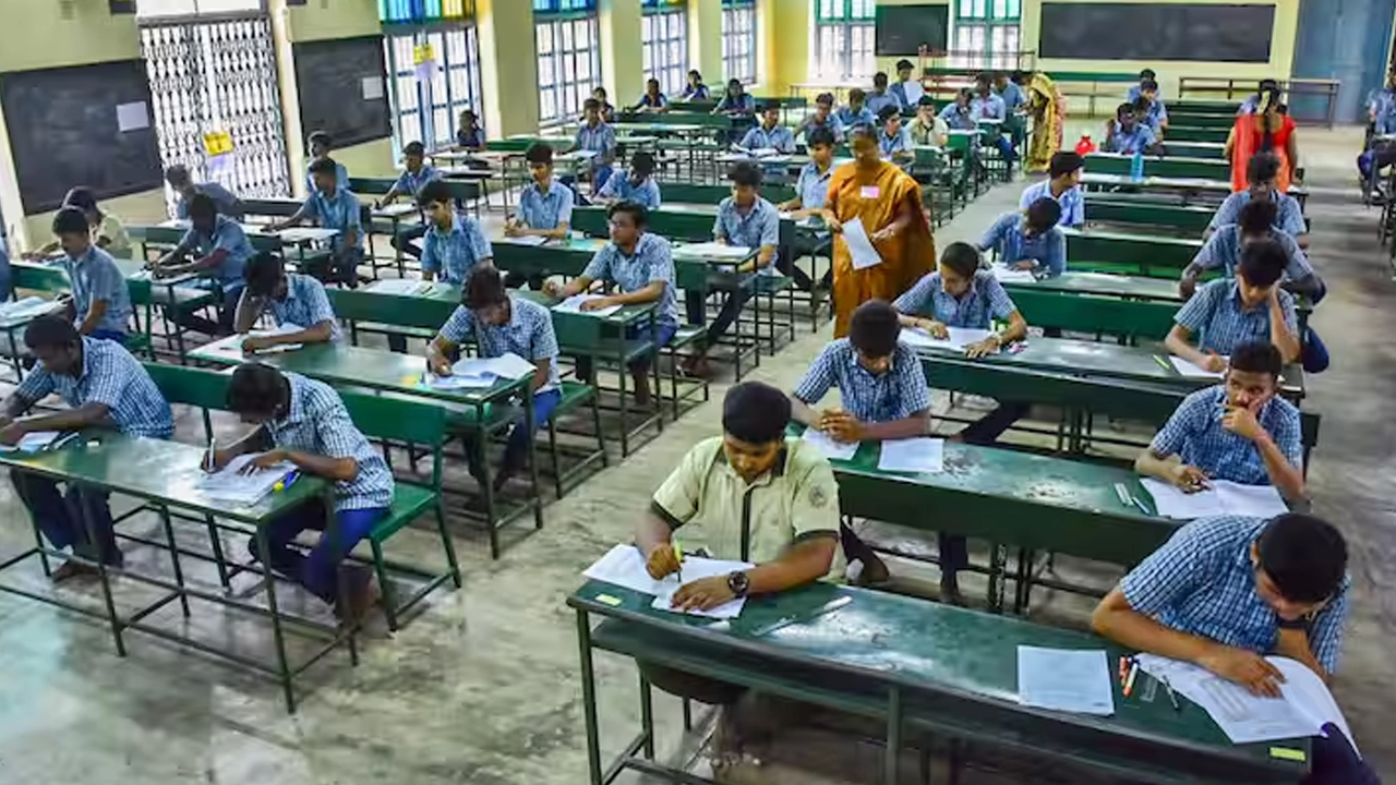 পরীক্ষার হলে ব্যস্ত শিক্ষার্থীরা। ছবি : সংগৃহীত