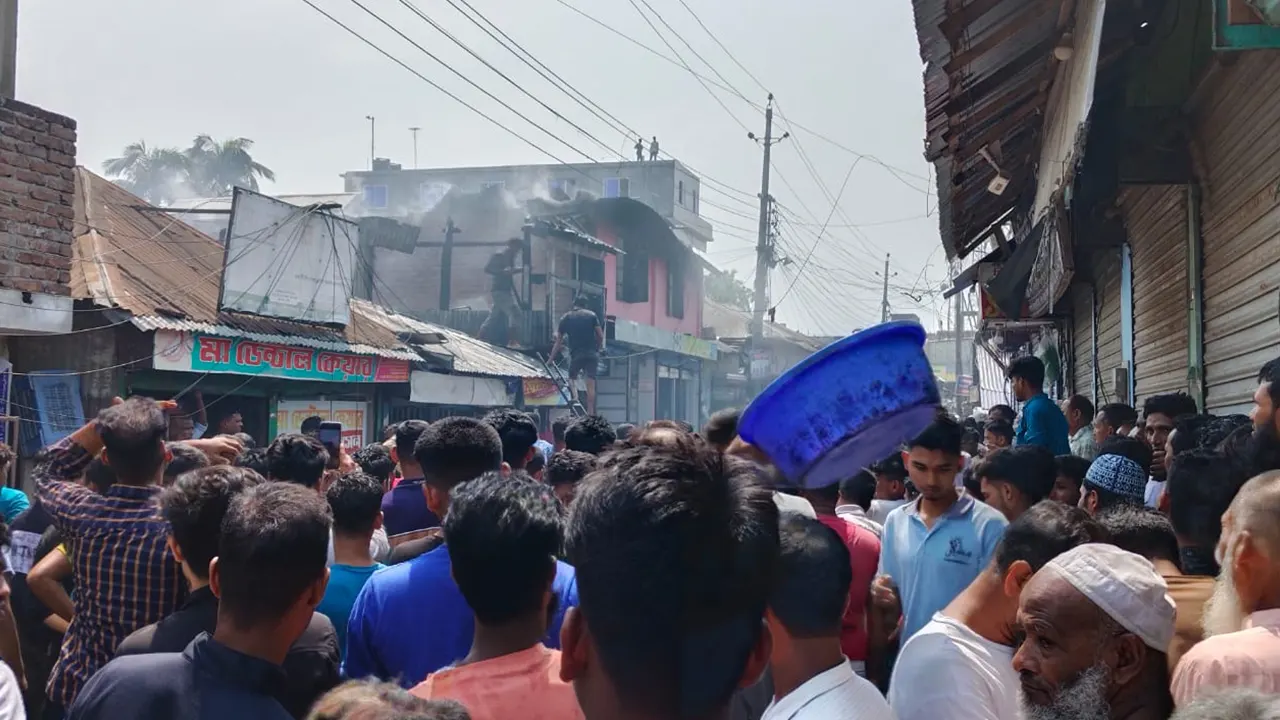 শরীয়তপুরে অগ্নিকাণ্ডে ৯টি দোকান ক্ষতিগ্রস্ত হয়েছে। ছবি : কালবেলা