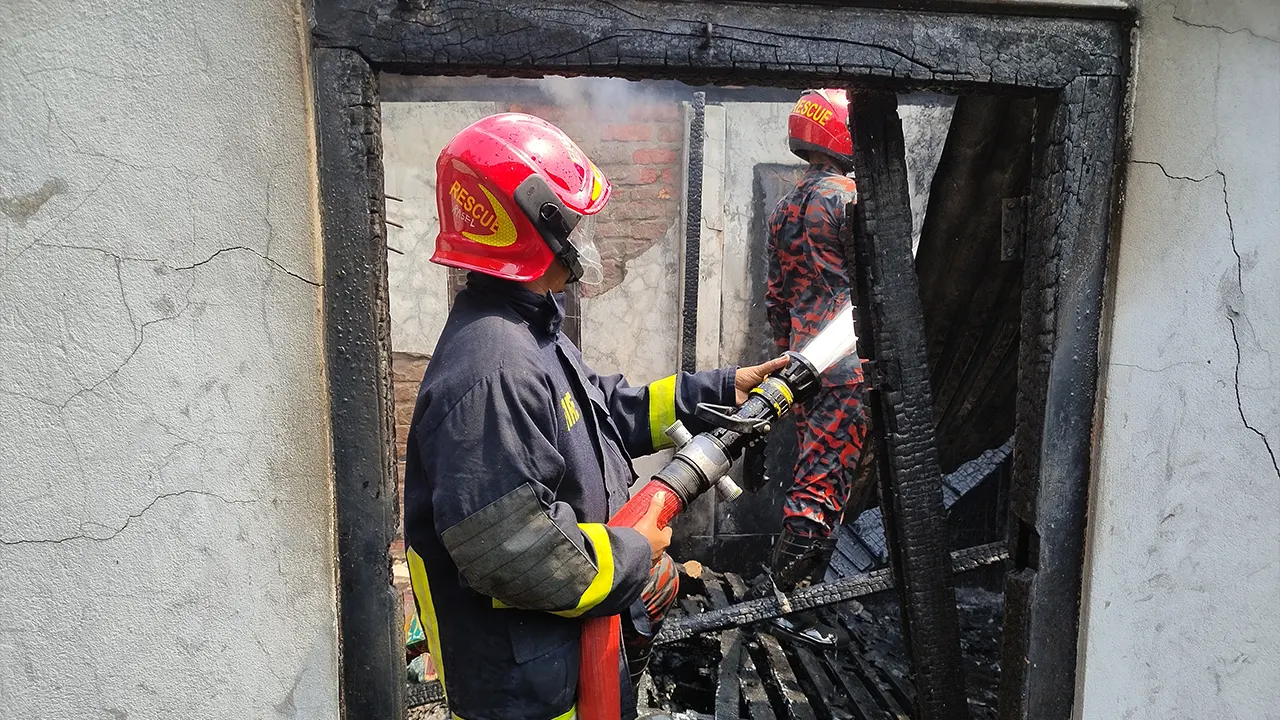 আগুন নিয়ন্ত্রণে কাজ করছেন ফায়ার সার্ভিস কর্মীরা। ছবি : কালবেলা