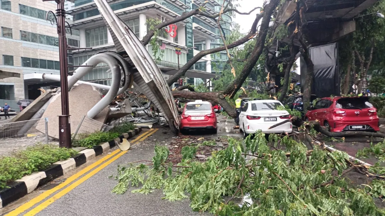 মালয়েশিয়ার রাজধানী কুয়ালালামপুরে জালান সুলতান ইসমাইল সড়কে দুর্ঘটনার কবলে পড়ে চলন্ত গাড়ি। ছবি : কালবেলা