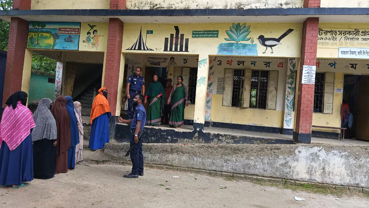 কুমিল্লার মনোহরগঞ্জ হাটিরপাড় সরকারি প্রাথমিক বিদ্যালয়ের ভোট কেন্দ্র। ছবি : কালবেলা