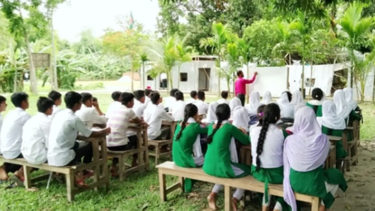 খোলা আকাশের নিচে ক্লাস করছে হাসিনা শাহিদ মাধ্যমিক মডেল একাডেমির শিক্ষার্থীরা।