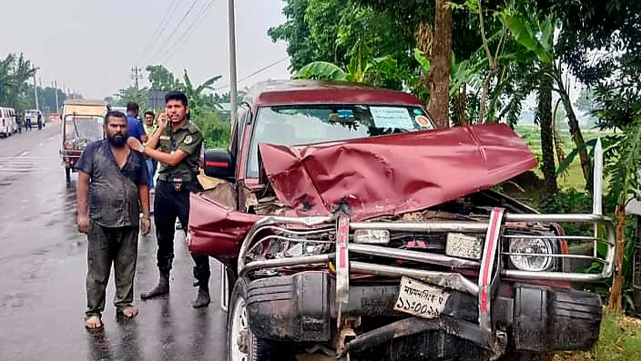 দুমড়েমুচড়ে যাওয়া ইউএনও’র গাড়ি। ছবি : কালবেলা