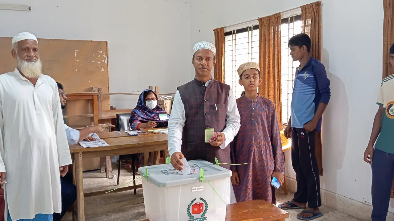 কুলাউড়ার নবীন চন্দ্র সরকারি উচ্চ বিদ্যালয় কেন্দ্রে ভোট দেন চেয়ারম্যান প্রার্থী আ স ম কামরুল ইসলাম। ছবি : কালবেলা