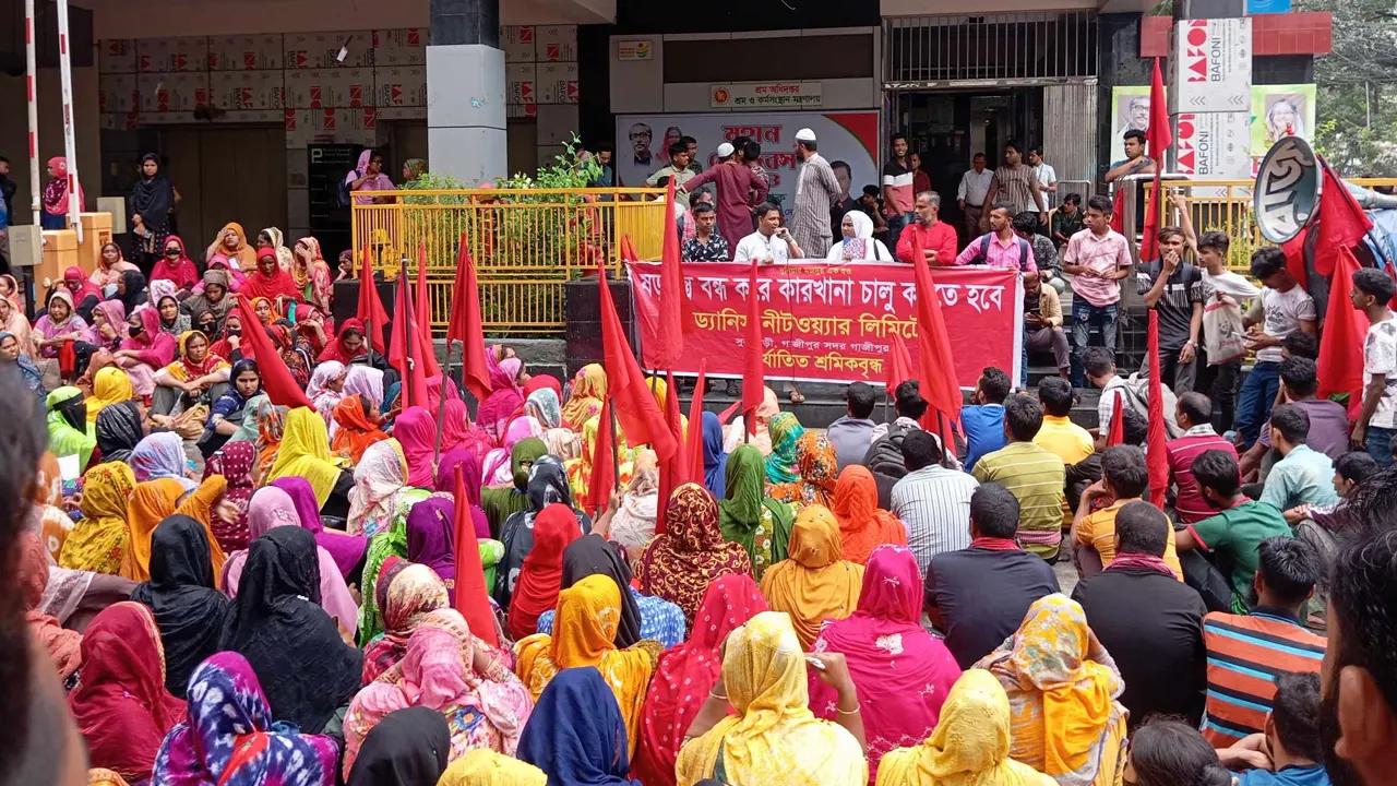 বেতনভাতার দাবিতে শ্রমভবনের সামনে অবস্থান নেয় শ্রমিকরা। ছবি : কালবেলা