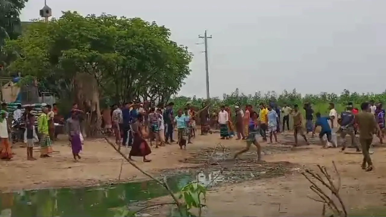 জালভোট দেওয়ার অভিযোগে দুই প্রার্থীর সমর্থকদের মধ্যে সংঘর্ষ। ছবি : কালবেলা