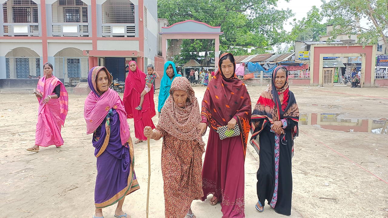 ভোট দিতে শত এসেছেন বছরের বৃদ্ধা রেজিয়া বেগম। ছবি :  কালবেলা