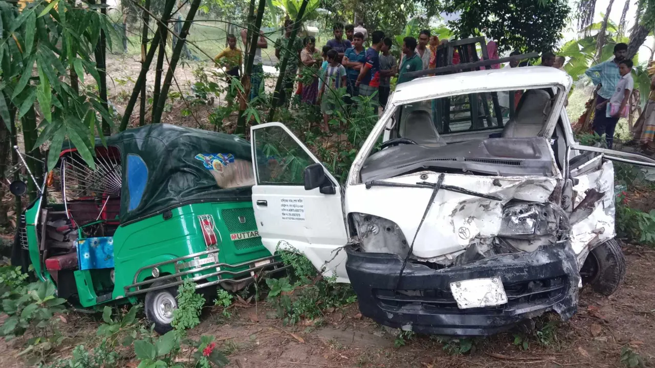 সংঘর্ষে দুমড়েমুচড়ে যাওয়া অটোরিকশা ও পিকআপভ্যান। ছবি : কালবেলা