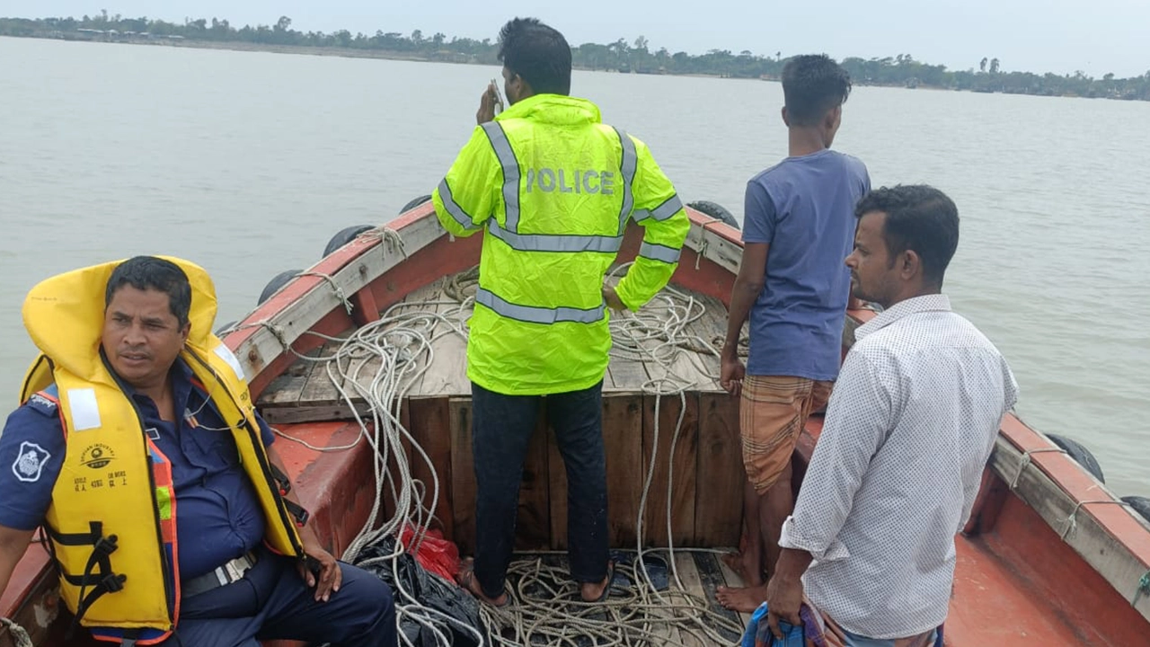 চট্টগ্রামের আনোয়ারা উপকূল বঙ্গোপসাগরে লবণবাহী ট্রলার ডুবি। ছবি : কালবেলা