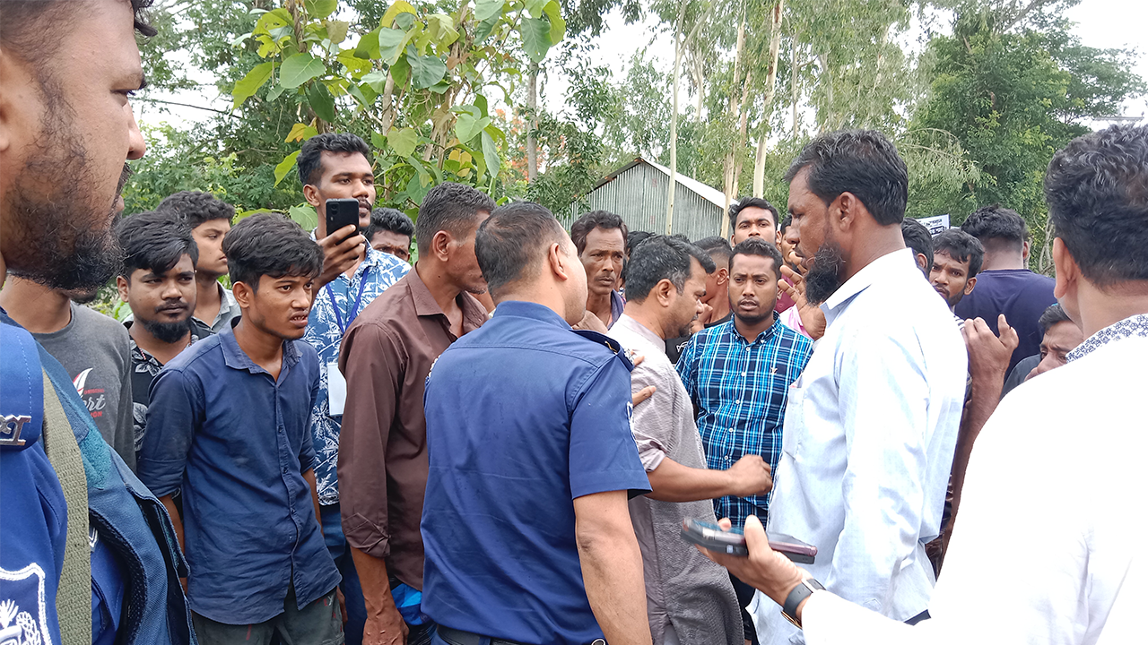 ভোটকেন্দ্রের পরিস্থিতি শান্ত করেছে পুলিশ। ছবি : কালবেলা