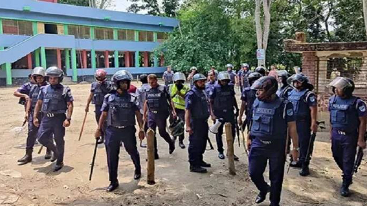 মাদারীপুরে পরিস্থিতি নিয়ন্ত্রণে পুলিশের অবস্থান। ছবি : কালবেলা