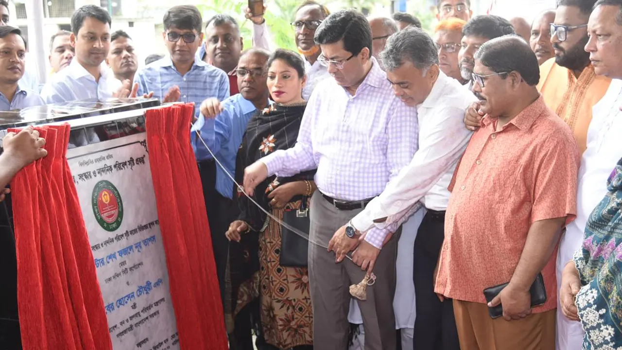 মান্ডা খাল পুনরুদ্ধার ও নান্দনিক পরিবেশ সৃষ্টি কাজের ভিত্তিপ্রস্তর স্থাপনে ডিএসসিসি মেয়র ব্যারিস্টার শেখ ফজলে নূর তাপস। ছবি : কালবেলা