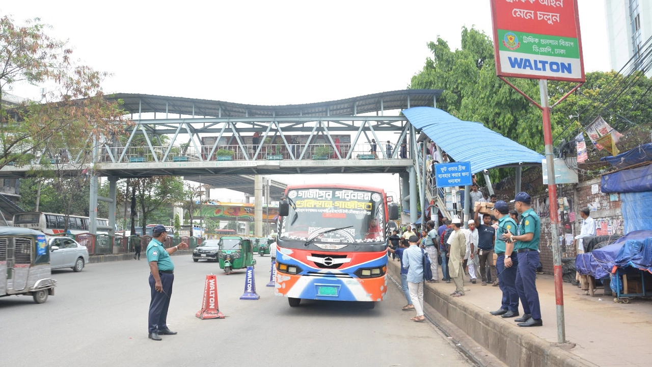 ডিএমপির ট্রাফিক পুলিশের শক্ত অবস্থানে মহাখালীতে সেই চিরচেনা যানজট আর নেই। ছবি : কালবেলা